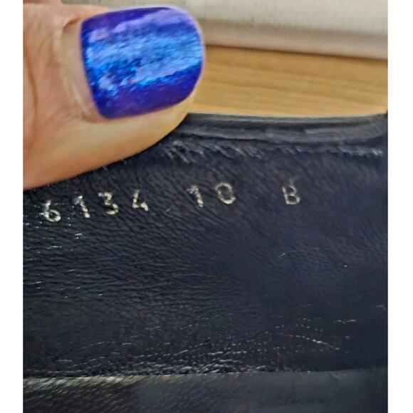 Gucci Black Leather Sz10B Slipon Loafers. Designer. SIZE RUNS SMALL!
Minimalist - Picture 2 of 16